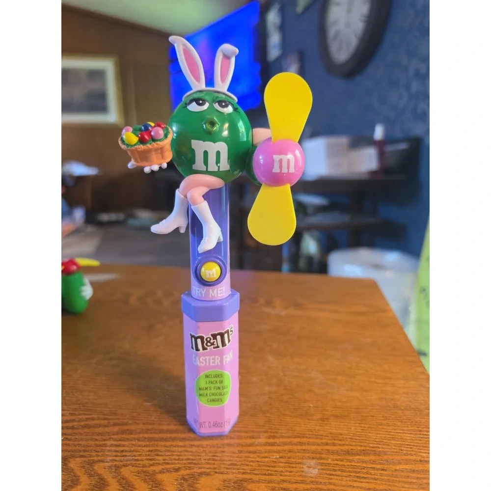 M&M's Green Bunny Easter Candy Fan Candy Tube Holder Battery Operated Works